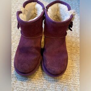 Koolaburra by Ugg purple size 1 boots
Zipper on inside and satin bow on outside.